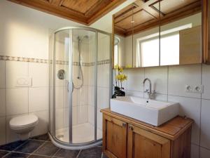 Bilik mandi di Ferienhaus Gartentraum +24 gambar