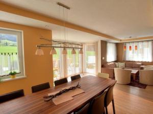 jadalnia ze stołem i salonem w obiekcie Ferienhaus Yellow Orange w mieście Itter
