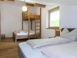 1 Schlafzimmer mit 2 Betten und 1 Etagenbett in der Unterkunft Linden Platzl in Itter
