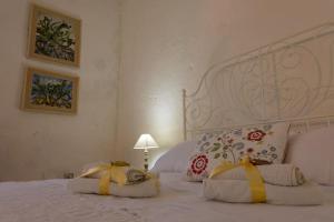 1 dormitorio con 1 cama blanca y 2 almohadas en Casa di Nonna Maria en Pietraperzia