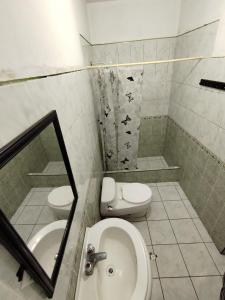 y baño con lavabo, aseo y ducha. en THE ROYAL GUEST HOUSE Hco, en Huanchaco