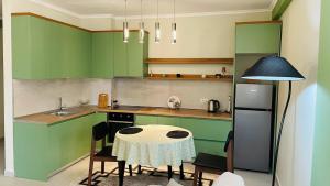 Una cocina o zona de cocina en Green Trails City Center