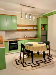 Una cocina o zona de cocina en Green Trails City Center