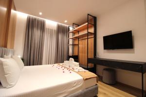 TV a/nebo společenská místnost v ubytování Ionian's Breeze Hotel