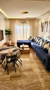- un salon avec des canapés bleus et un canapé dans l'établissement Beautiful beachfront apartment, à Rabat
