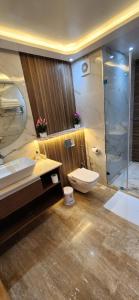 La salle de bains est pourvue de 2 lavabos, de toilettes et d'une douche. dans l'établissement Beautiful beachfront apartment, à Rabat