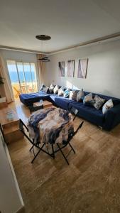 Un lugar para sentarse en Beautiful beachfront apartment