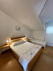 1 dormitorio con 2 camas y ventana en Apartments by the sea Zuljana, Peljesac - 4577, en Žuljana
