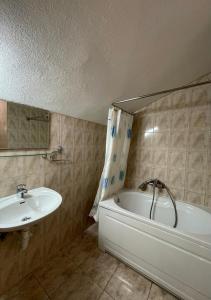 y baño con bañera blanca y lavamanos. en Apartments by the sea Zuljana, Peljesac - 4577, en Žuljana