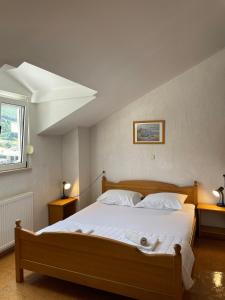 ジュリャナにあるApartments by the sea Zuljana, Peljesac - 4577の白いシーツが敷かれた大きなベッドのある寝室