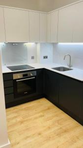Dapur atau dapur kecil di Luxury 1 Bed Apartment, Redhill (London & Gatwick)