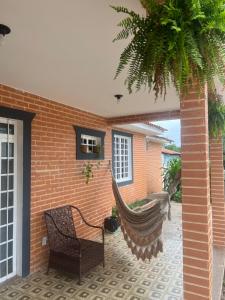 una hamaca en el exterior de una casa en Quarto Sr. Formiga Ceres0024 en Cuiabá