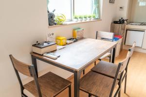 Cuisine ou kitchenette dans l'établissement 梅田まで電車で5分 1フロア貸切 駅徒歩3分 2024年フルリフォーム 建物2階