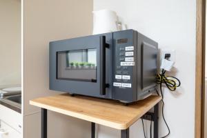 Cuisine ou kitchenette dans l'établissement 梅田まで電車で5分 1フロア貸切 駅徒歩3分 2024年フルリフォーム 建物2階