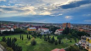 una città con un parco alberato e con edifici di Green Trails Apartment - Fully renovated with mountain view a Divjakë