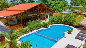 Бассейн в Olinca Boutique Hotel или поблизости