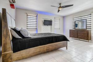 1 dormitorio con 1 cama, TV y vestidor en DC Luxury House en Guayama