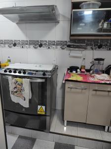cocina pequeña con fogones y encimera en Casa ao Lado Estádio Nilson Santos, en Río de Janeiro