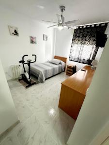 1 dormitorio con 1 cama y 1 mesa en una habitación en Málaga Capital - Zona Oeste: Parking-Wifi-Piscina en Málaga