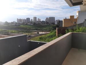 una vista della città dal balcone di un palazzo di lazer ou trabalho a Marília