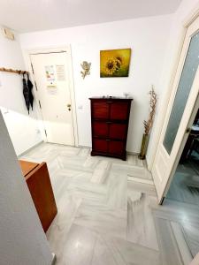un pasillo con una cómoda roja en una habitación en Málaga Capital - Zona Oeste: Parking-Wifi-Piscina en Málaga