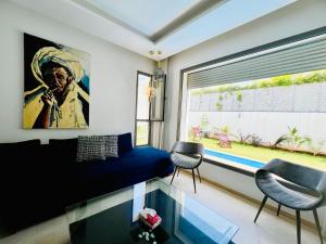 達博威札的住宿－luxury Villa with pool next mall，客厅配有蓝色的沙发和玻璃桌
