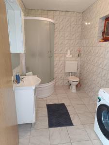 Koupelna v ubytování Holiday house with a parking space Siritovci, Krka - 23081