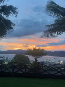 - un coucher de soleil avec vue sur l'eau et les palmiers dans l'établissement Breath of Fresh air Suva Fiji, à Suva