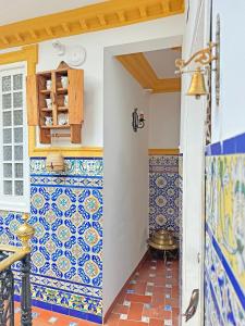 uma cozinha com azulejos azuis e brancos na parede em Palace-House Hércules 92 em Sevilha