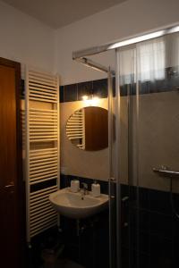 Il Cortiletto - Apartment في بيرغامو: حمام مع حوض ودش ومرآة