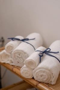 Kilka ręczników owiniętych niebieską wstążką na półce w obiekcie Il Cortiletto - Apartment w Bergamo