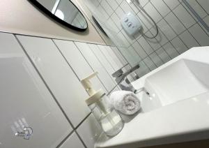 bagno con lavandino e bottiglia di sapone di Hanley, Stoke - Modern Spacious Apartments by PolkaStays a Hanley