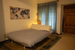 Il Cortiletto - Apartment في بيرغامو: سرير جالس في غرفة مع نافذة