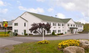 a large white building with a green roof at Rodeway Inn in Webster +6 photos