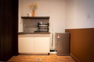 eine Küche mit einer Spüle und einem Kühlschrank in der Unterkunft K Avenue by Pinstay in Donggongon