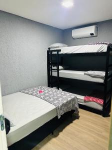 a room with two bunk beds and a wall at on park hotel e estacionamento traslado in Guarulhos