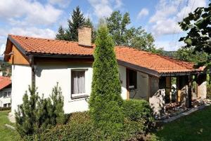 ein kleines weißes Haus mit orangefarbenem Dach in der Unterkunft Hotel Rajsky in Český Krumlov