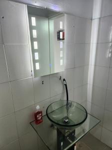 ein Glaswaschbecken im Bad mit Spiegel in der Unterkunft Expert Location Service in Abidjan