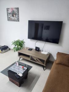 ein Wohnzimmer mit einem großen Flachbildfernseher in der Unterkunft Expert Location Service in Abidjan