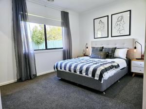 um quarto com uma cama e uma janela em Charming on Cormorant em Kialla