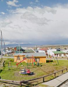 un parque infantil con tobogán y columpios en USHUAIA MG, en Ushuaia 6 fotos más