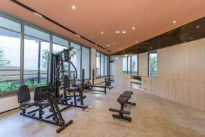 um ginásio com várias passadeiras e equipamento de exercício num edifício em Studio Luxo Allianz Parque- Excelente Custo em São Paulo