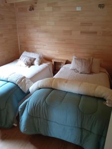 سرير أو أسرّة في غرفة في El Refugio Escondido