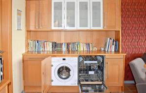 - un lave-linge et un sèche-linge dans une pièce avec une armoire dans l'établissement Gorgeous Apartment In Waren mritz Ot Jge With Wifi, à Jägerhof