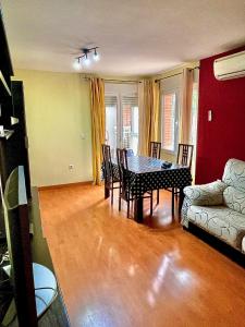 - un salon avec une table et un canapé dans l'établissement Acogedor piso en Puertollano, à Puertollano