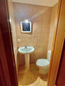 a bathroom with a sink and a toilet at Acogedor piso en Puertollano in Puertollano