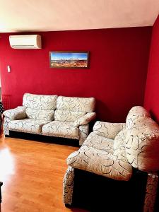 プエルトリャノにあるAcogedor piso en Puertollanoのリビングルーム(ソファ、椅子付)