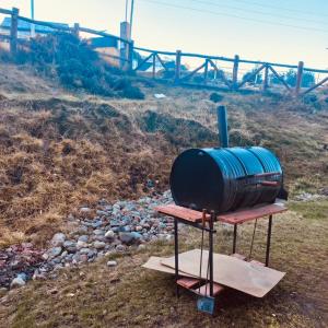 Un barril colocado encima de un soporte en una colina en USHUAIA MG, en Ushuaia