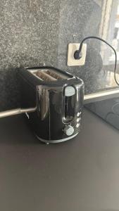 a black toaster sitting on top of a counter at Appartement avec terrasse in Vierzon