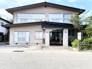 Budova, kde se hostel nachází + 10 fotografií